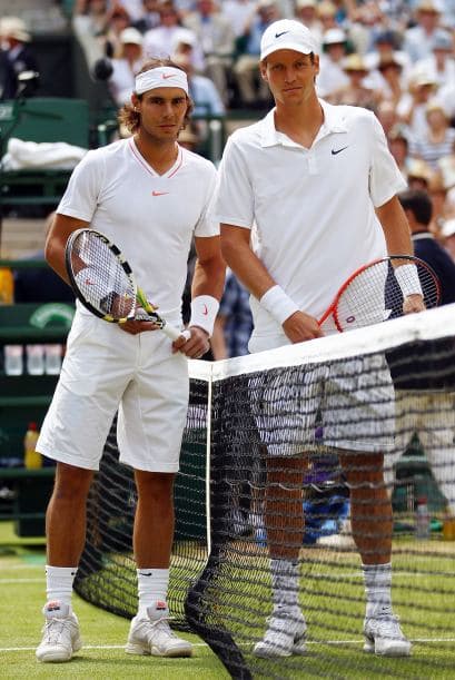 Las tradiciones nunca faltan en Wimbledon y aquí la foto de los dos finalistas.