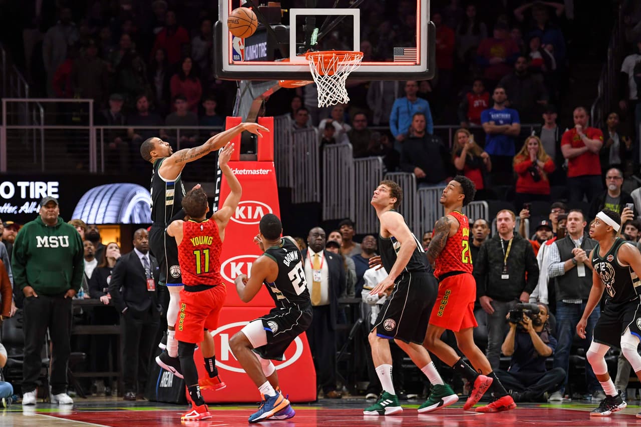 <b>MILWAUKEE 135-136 ATLANTA</b>. Los Bucks (57-20) son el mejor equipo del Este y es por ello que la derrota a manos de los Hawks (28-49) en tiempo extra asombrara sobremanera. Trae Young, con el segundo final de la prórroga, metió la canasta del gane para Atlanta.