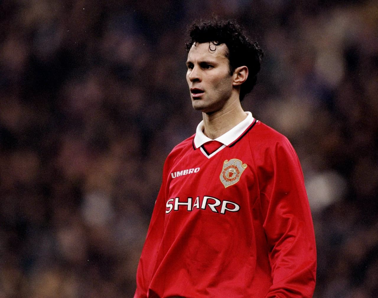 La playera del Manchester United de 1999 pasó a la historia por ser el primer ganador de triplete de Champions, Premier y Copa, atuendo que podría motivar al propio José Mourinho. 
<a href="https://www.univisiondeportesfanshop.com/storeitems?ss=manchester-united" target="_blank">Vea acá más jerseys.</a>