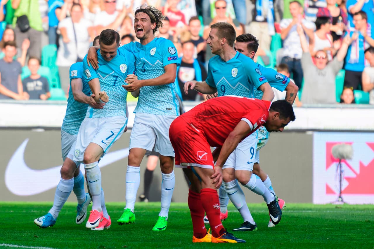 En el Grupo F, Eslovenia derrotó en Ljubljana 2-0 a Malta, poniéndose en el tercer puesto con 11 unidades, a tan solo tres puntos del líder Inglaterra.