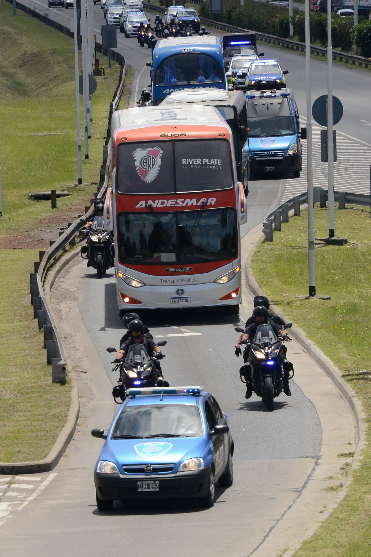 Incluso, salvo en los tramos delgados, al automovil lo cubrían por ambos lados otros dos camiones más pequeños por si se presentaba algún ataque.