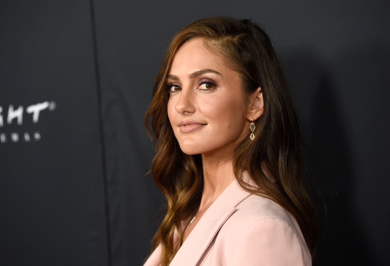 Su relación fue intermitente, pues iniciaron en 2007, terminaron en 2009, regresaron en 2011 y pusieron punto final en 2012. La actriz apareció en cintas como 500 days of Summer y la serie Friday Night Lights.