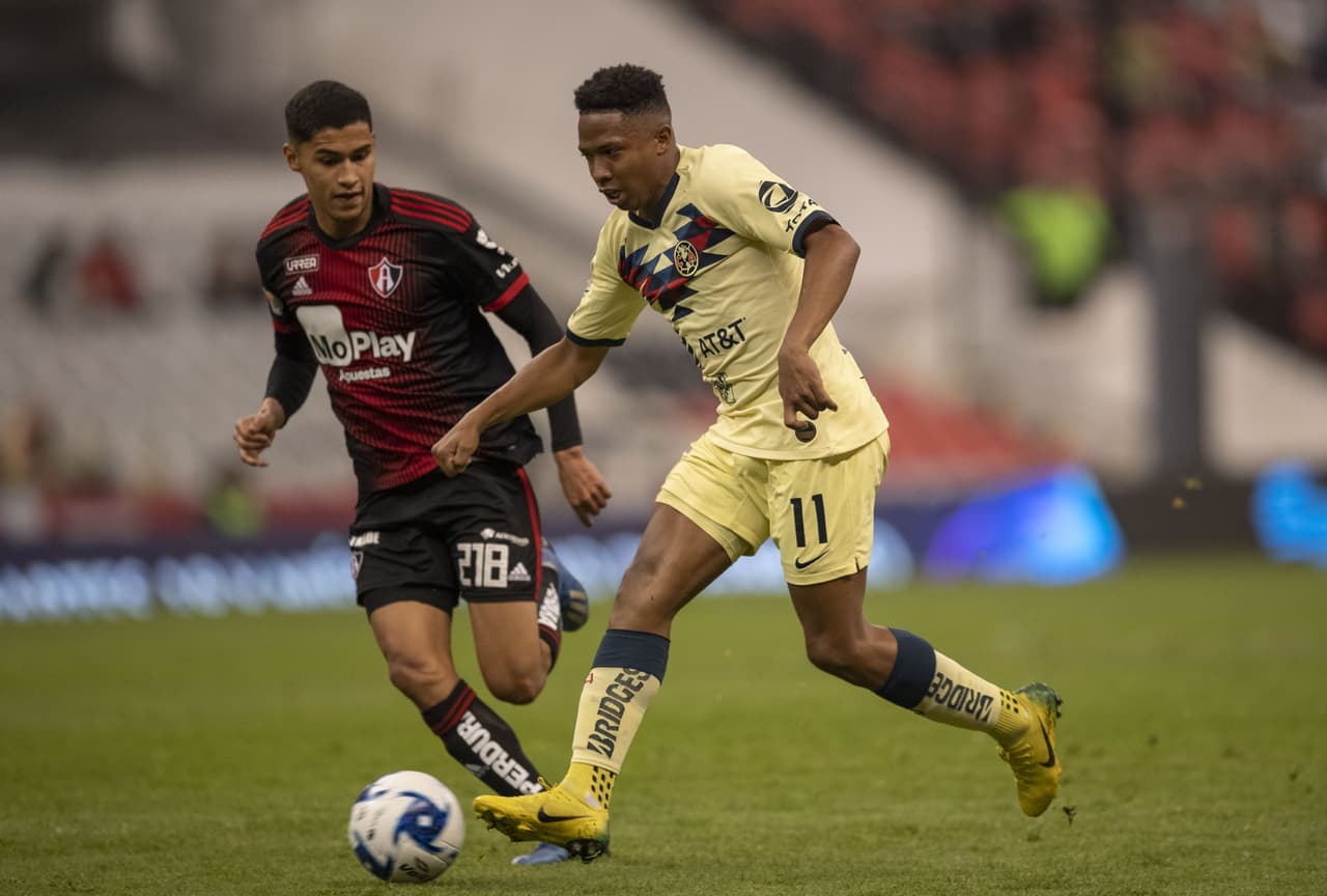Andrés Ibarguen filtra la pelota para su compañero Federico Viñas, pero Geermán Conti corta la jugada.