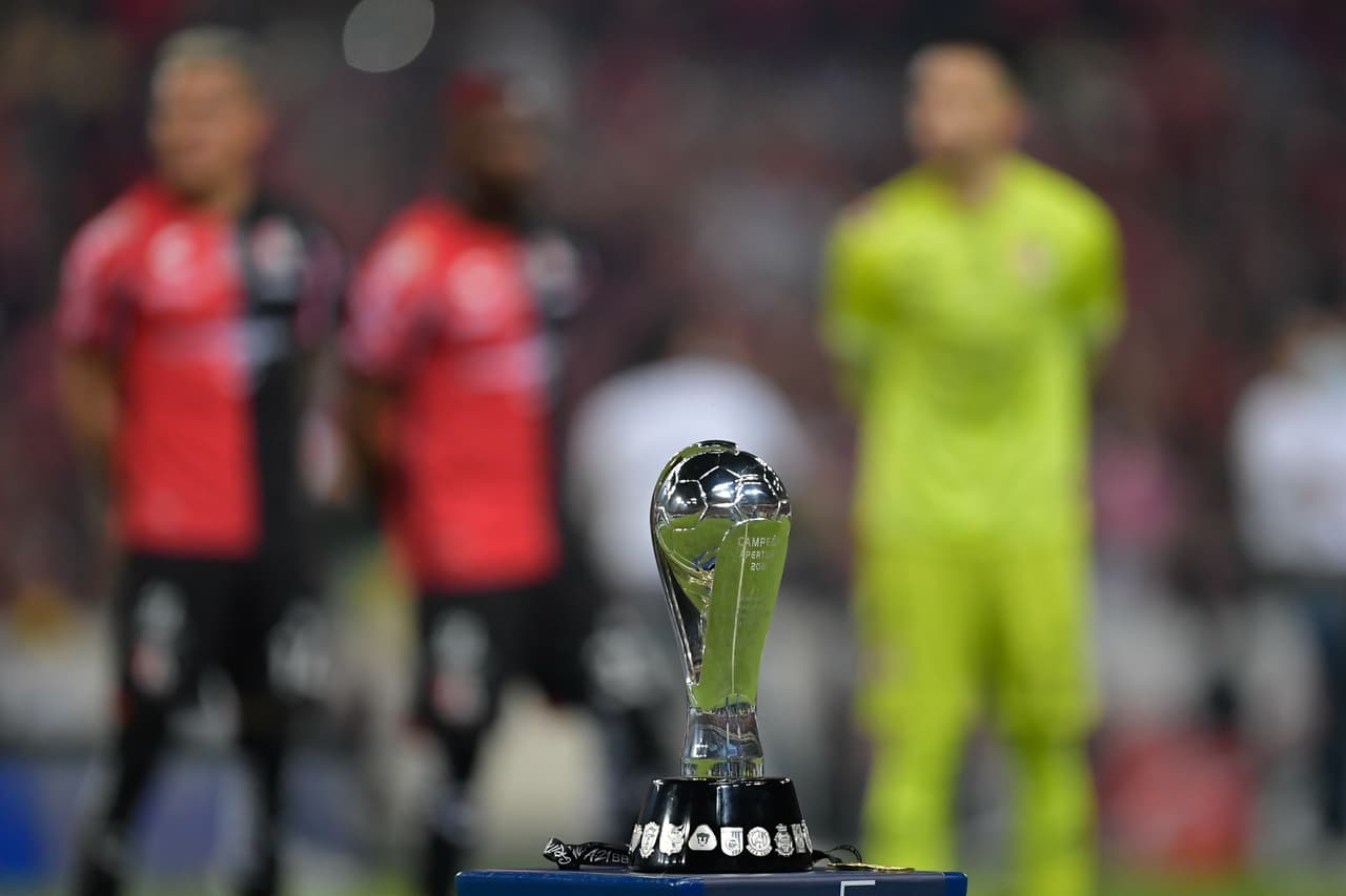 El trofeo de la Liga MX esperaba a un nuevo dueño.