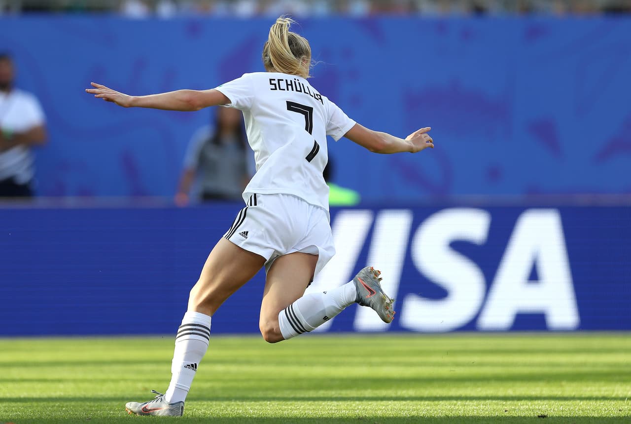 Buen remate de la joven atacante del SGS Essen, quien se estrenó como goleadora en la Copa del Mundo con este tanto.