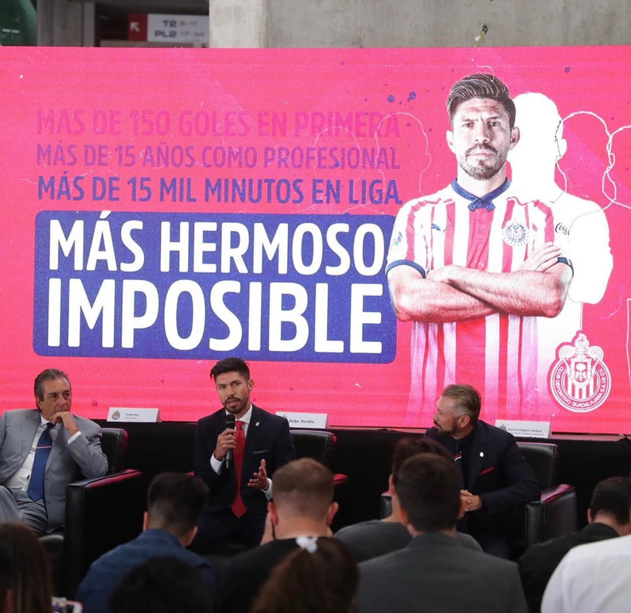 Oribe Peralta fue oficialmente presentado como el nuevo y pomposo refuerzo de las Chivas del Guadalajara.