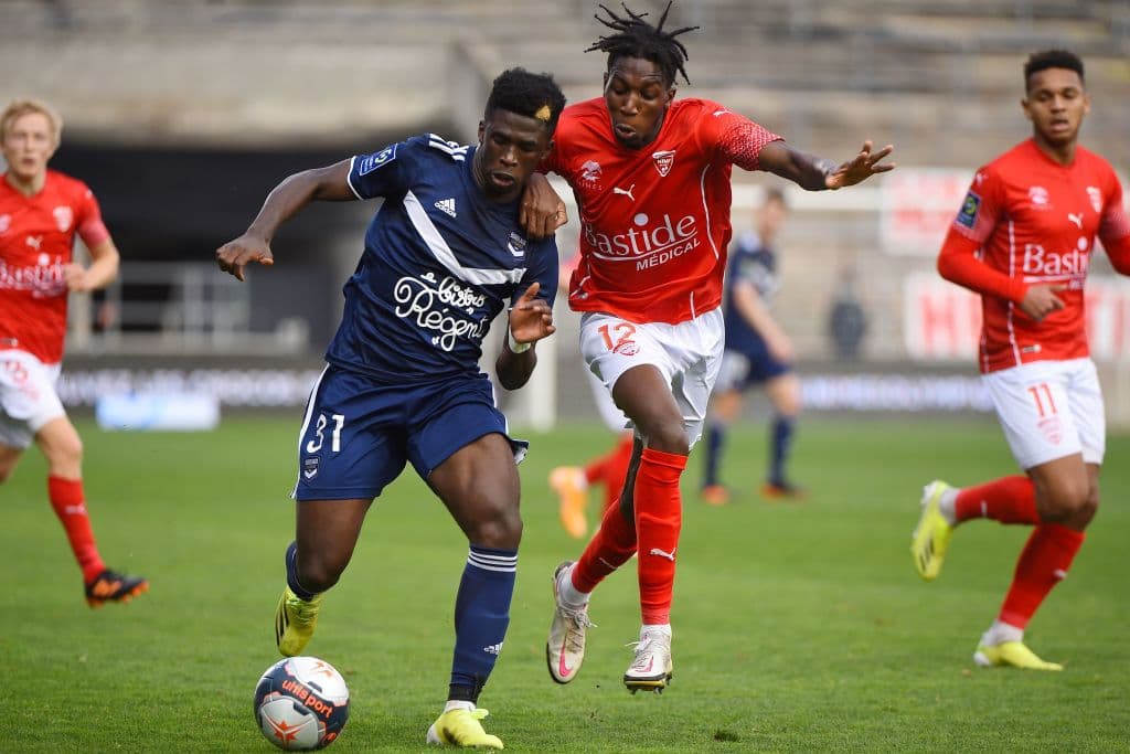 Nimes aprovecha la superioridad numérica y vencen 2-0 al Bordeaux con anotaciones de Birger Meling y Renaud Ripart.