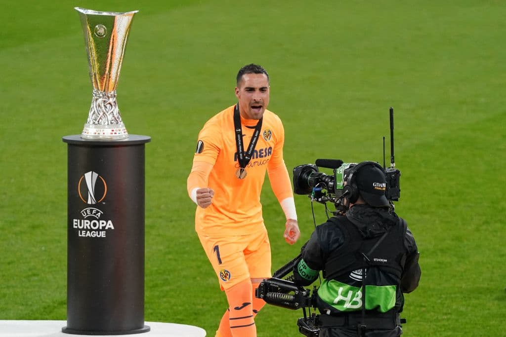 Tras 98 años, Villarreal porfin logra levantar el título de la UEFA Europa League tras vencer 11-10 en la tanda de penaltis al Manchester United.