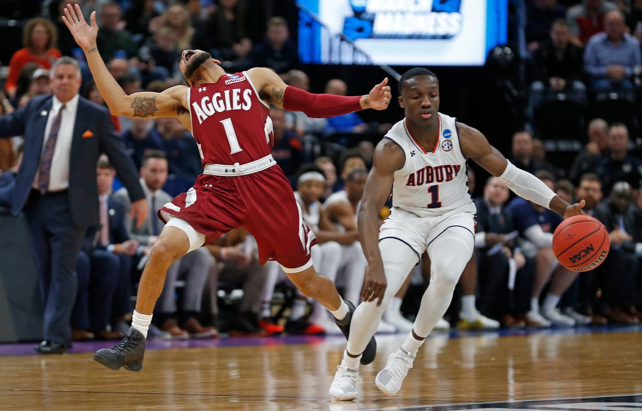 <b>New Mexico State (12) 77-78 Auburn (5)</b>. Vaya sufrimiento por parte de los Tigers en un agónico partido contra los Aggies de New Mexico State. Por Auburn, además de la suerte por tiros libres fallidos en los segundos finales, la clave fua la actuación de Jared Harper (1) quien aportó 17 puntos para el equipo de la SEC.