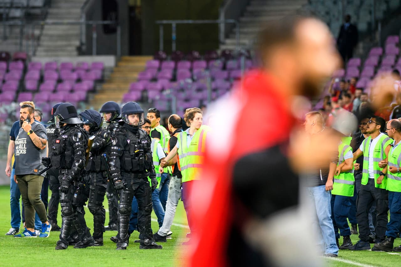 Aunque al final las autoridades controlaron, el partido de Turquía contra Túnez quedó marcado por la expulsión de Cesk Tosun por discutir con un fanáticos y estos desórdenes en un amistoso.