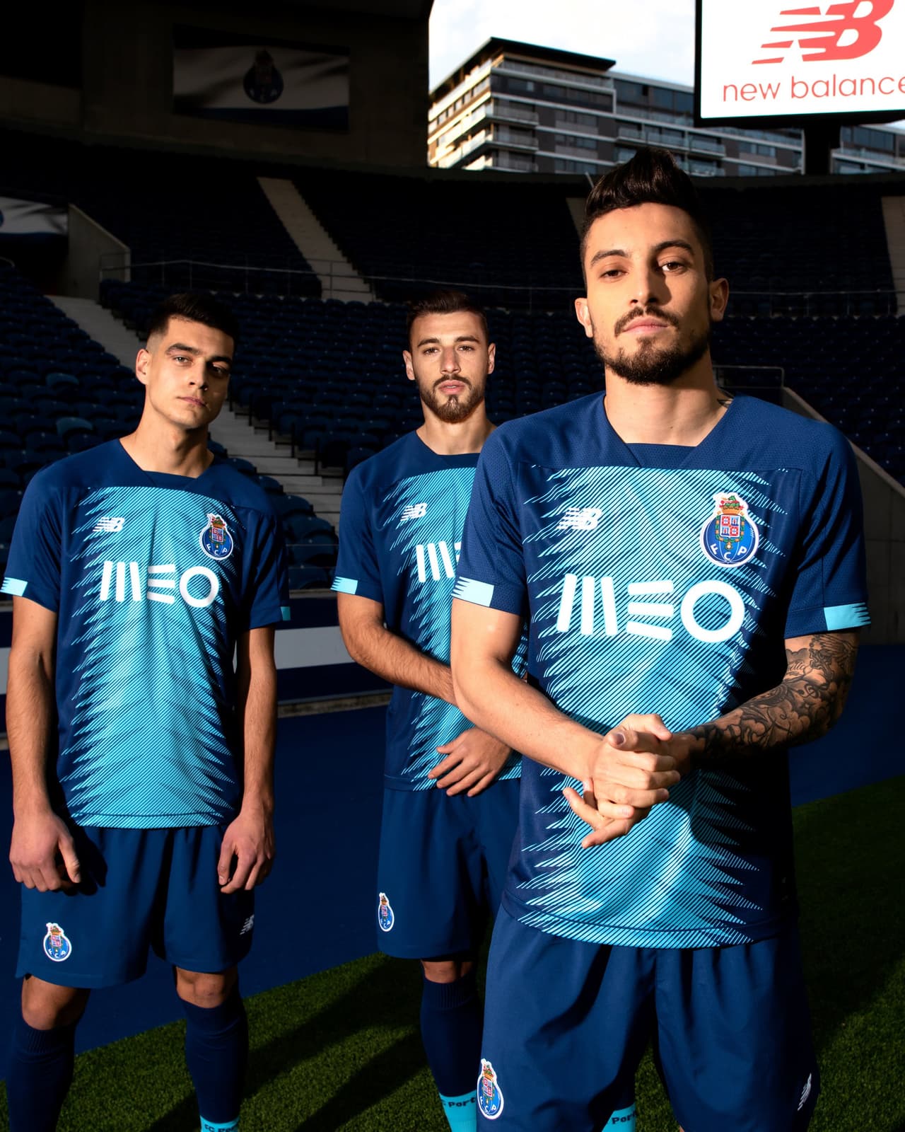 Ya está lista. El F.C. Porto anunció su tercera playera para la nueva temporada la cual destaca por su color azul oscuro y unos patrones en el pecho que recuerdan la textura del mítico dragón, emblema del club, en tonos más claros. Tecatito y compañía lucirán esta prenda buscando ganar la Liga, las Taças y pelear la Champions.