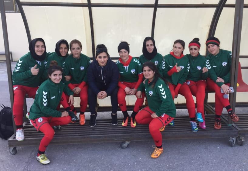 Khalida Popal, de pants negro, denunció agresiones sexuales.