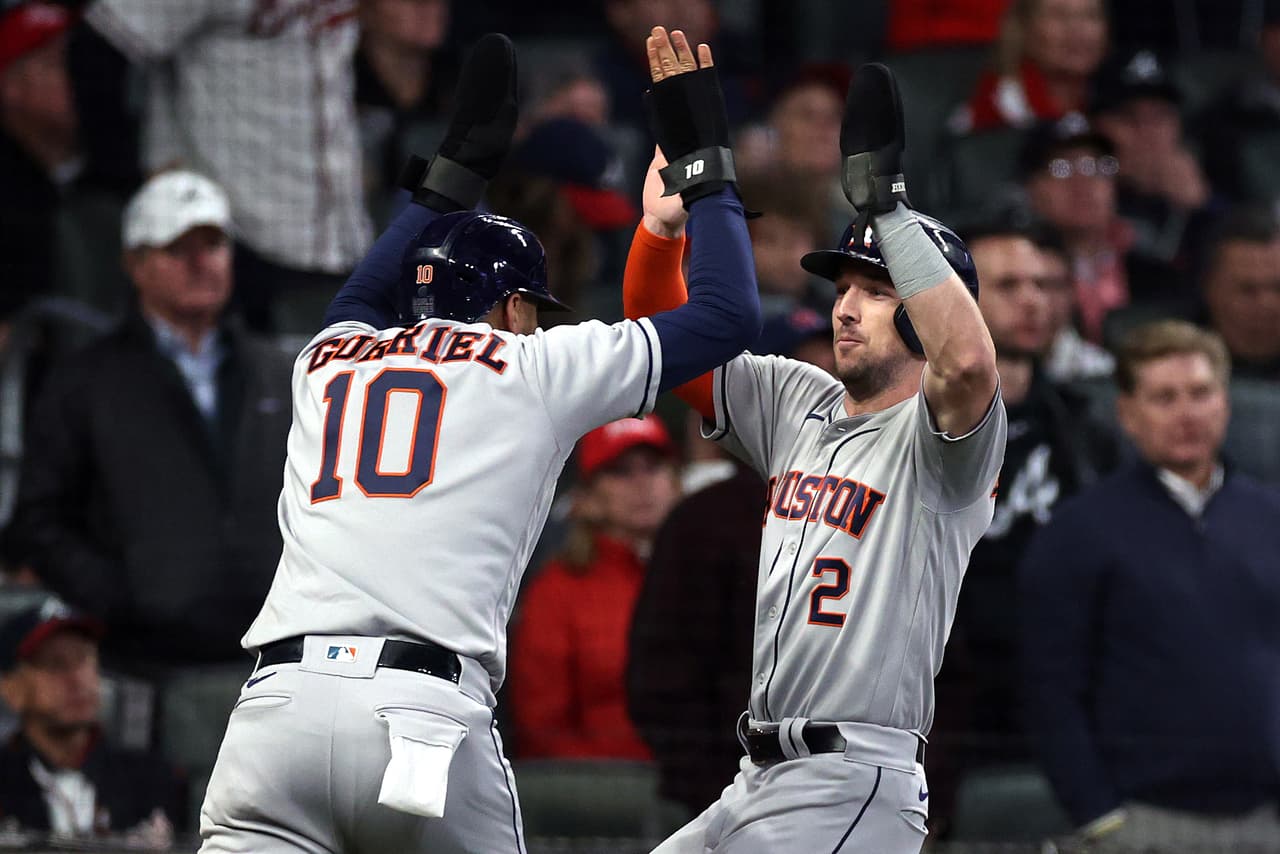 Los Astros lograron una remontada para ganar el quinto juego de la Serie Mundial con lo que evitaron que Atlanta se coronara ante su gente.