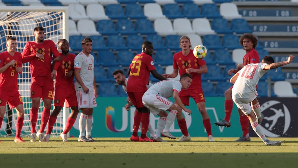 Dani Ceballos era el jugador más peligroso y un remate de tiro libre suyo pegó el palo como primer aviso de lo que venía.