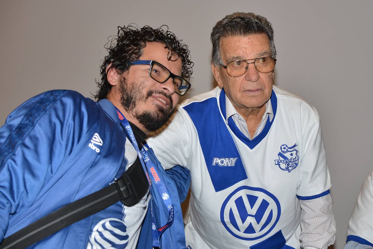 De cara al festejo del 75 aniversario del equipo, Puebla reunió a exjugadores que fueron parte de la época del 'campeonísimo' (89-90), quienes convivieron con diversos aficionados.