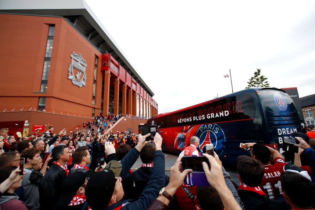 El colorido de los hinchas de Liverpool y PSG, con peculiaridades como máscaras de Donald Trump y demás, fueron parte de la fiesta del partido de arranque en el grupo C de la Champions League.