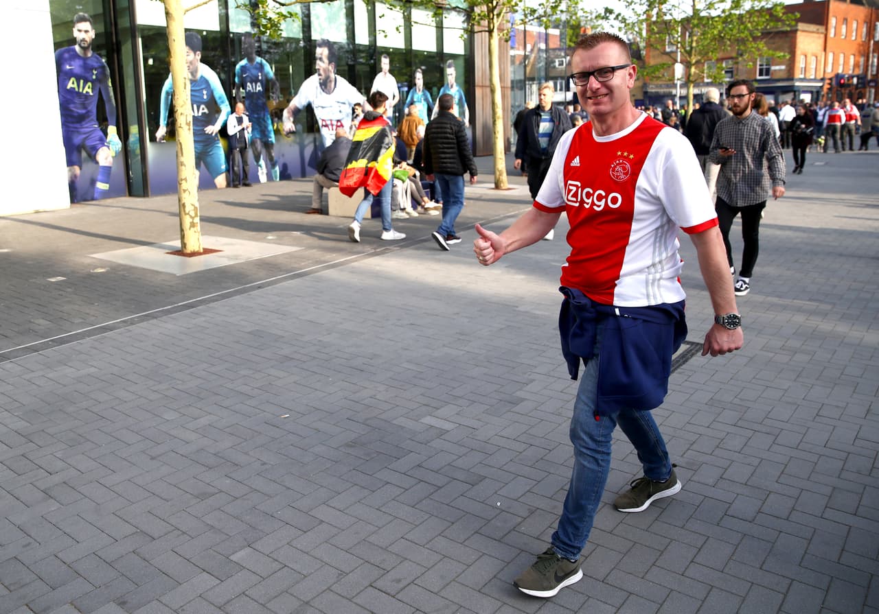 Un gran ambiente se vivió este martes en el inicio de las Semifinales de la UEFA Champions League entre el Tottenham Hotspur y el Ajax. Las aficiones de ambos equipos estuvieron a la altura en el nuevo estadio de los Spurs, en Londres, para dejar en el recuerdo una jornada innolvidable de fútbol europeo.