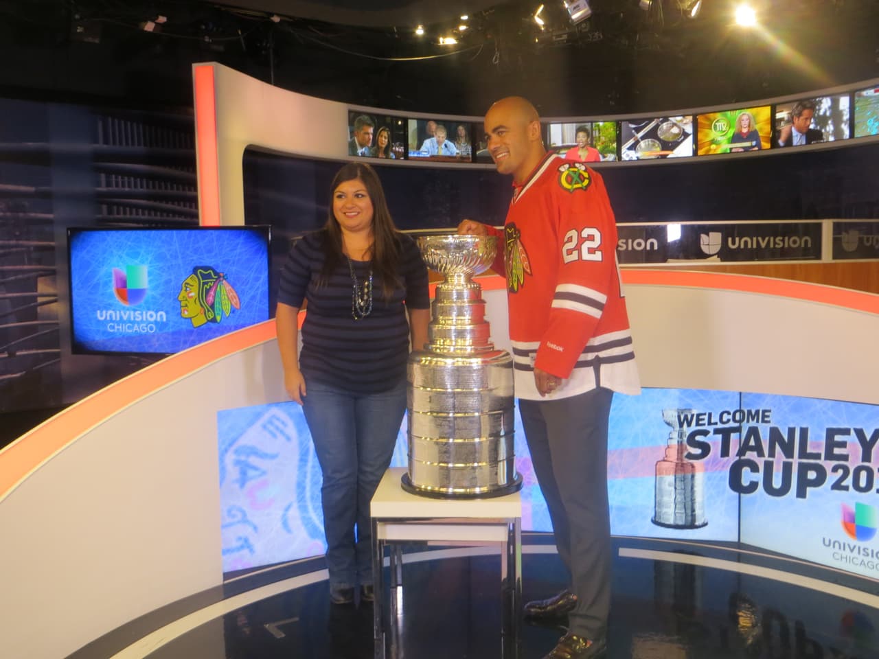 La Copa Stanley y Jamal Mayers, ex jugador del equipo de los Blackhawks visitaron los estudios de Univision. Mira la galería de fotos.