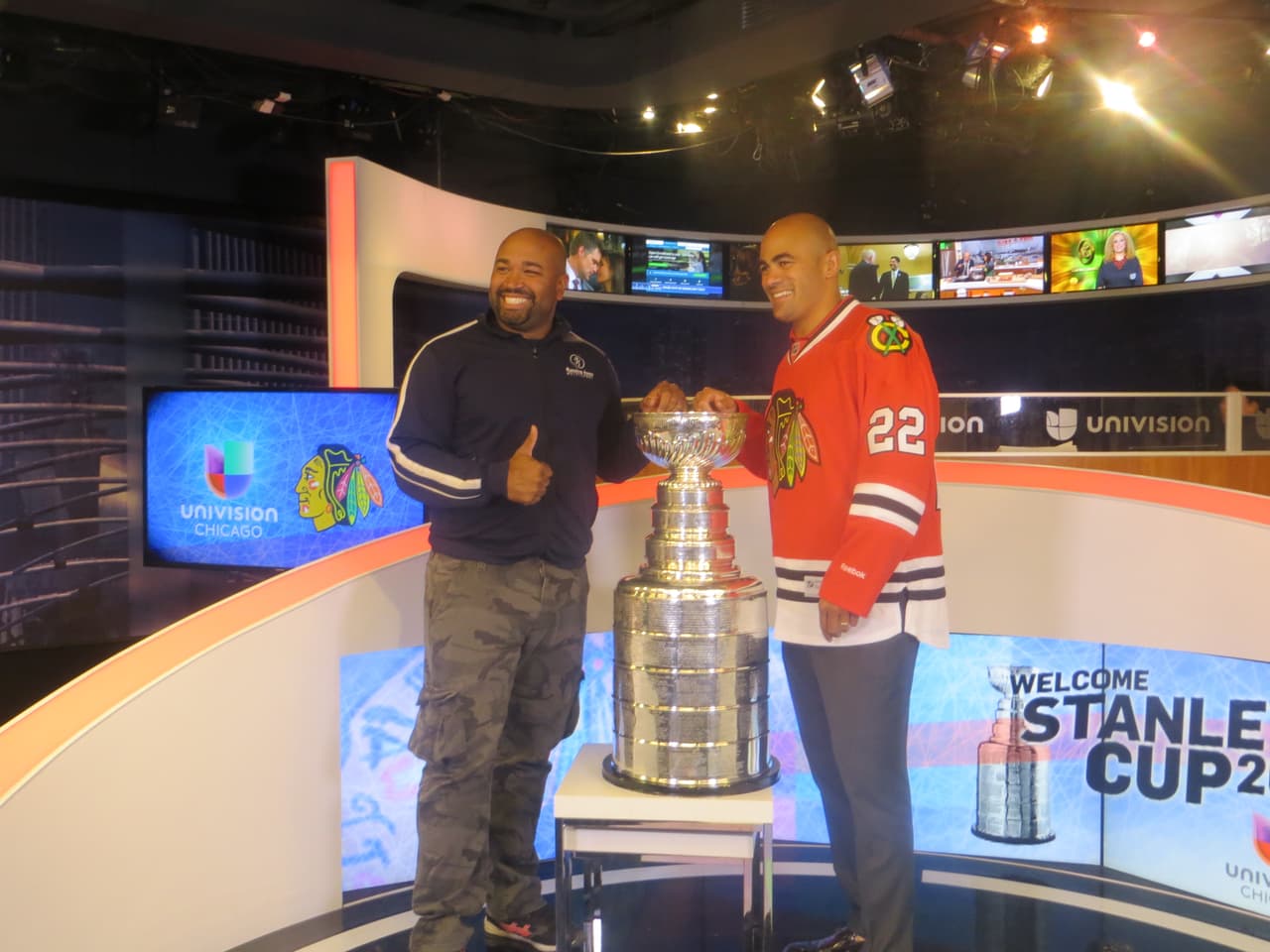 La Copa Stanley y Jamal Mayers, ex jugador del equipo de los Blackhawks visitaron los estudios de Univision. Mira la galería de fotos.