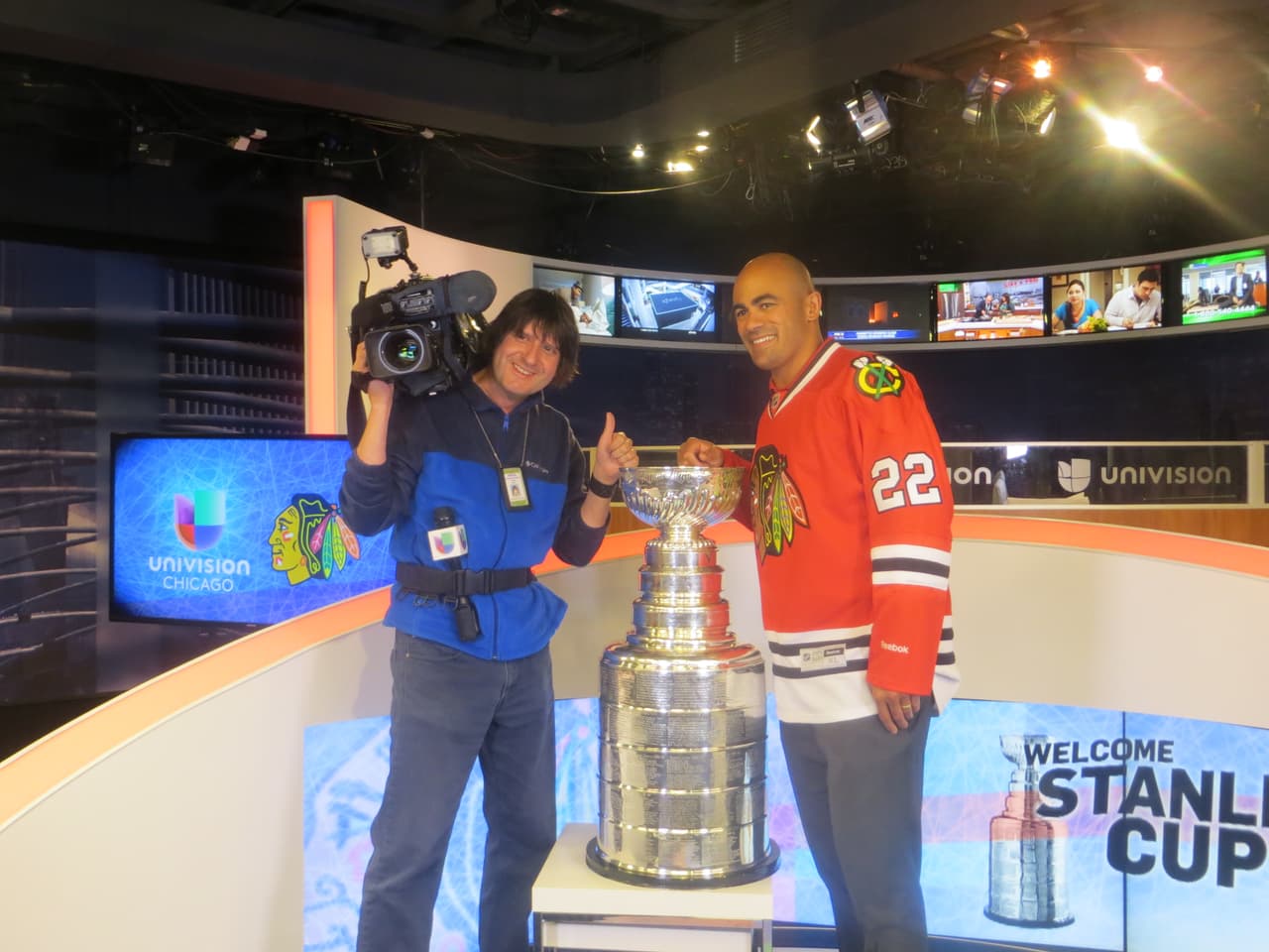 La Copa Stanley y Jamal Mayers, ex jugador del equipo de los Blackhawks visitaron los estudios de Univision. Mira la galería de fotos.