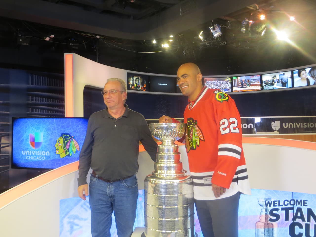 La Copa Stanley y Jamal Mayers, ex jugador del equipo de los Blackhawks visitaron los estudios de Univision. Mira la galería de fotos.