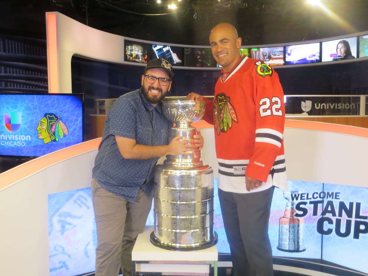 La Copa Stanley y Jamal Mayers, ex jugador del equipo de los Blackhawks visitaron los estudios de Univision. Mira la galería de fotos.