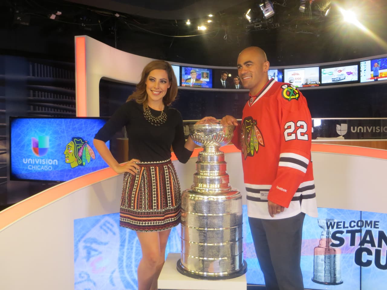 La Copa Stanley y Jamal Mayers, ex jugador del equipo de los Blackhawks visitaron los estudios de Univision. Mira la galería de fotos.
