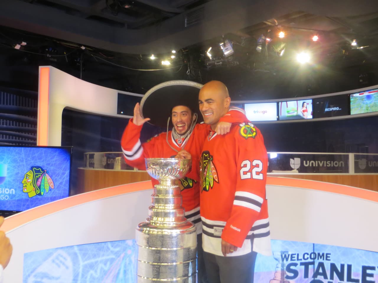 La Copa Stanley y Jamal Mayers, ex jugador del equipo de los Blackhawks visitaron los estudios de Univision. Mira la galería de fotos.