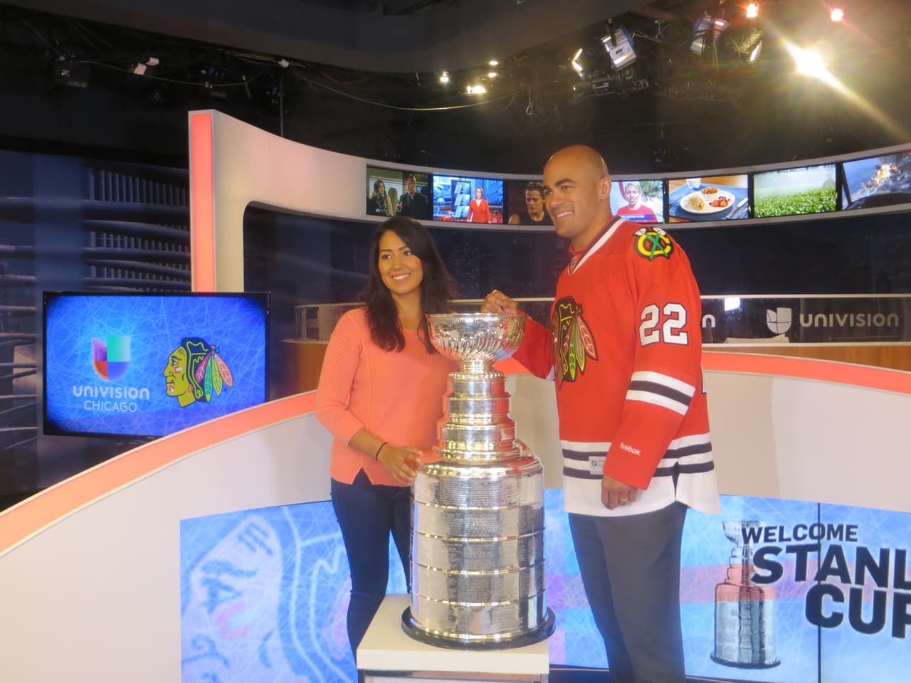 La Copa Stanley y Jamal Mayers, ex jugador del equipo de los Blackhawks visitaron los estudios de Univision. Mira la galería de fotos.
