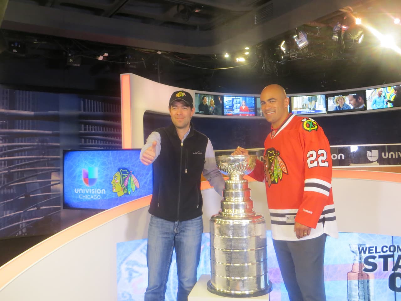La Copa Stanley y Jamal Mayers, ex jugador del equipo de los Blackhawks visitaron los estudios de Univision. Mira la galería de fotos.