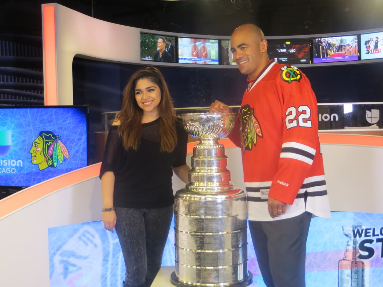 La Copa Stanley y Jamal Mayers, ex jugador del equipo de los Blackhawks visitaron los estudios de Univision. Mira la galería de fotos.