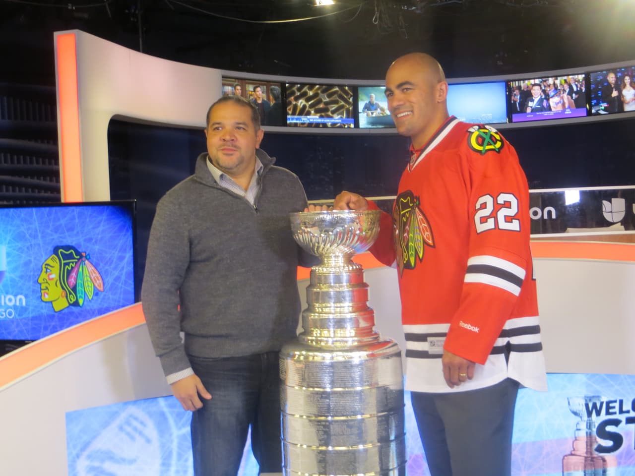 La Copa Stanley y Jamal Mayers, ex jugador del equipo de los Blackhawks visitaron los estudios de Univision. Mira la galería de fotos.