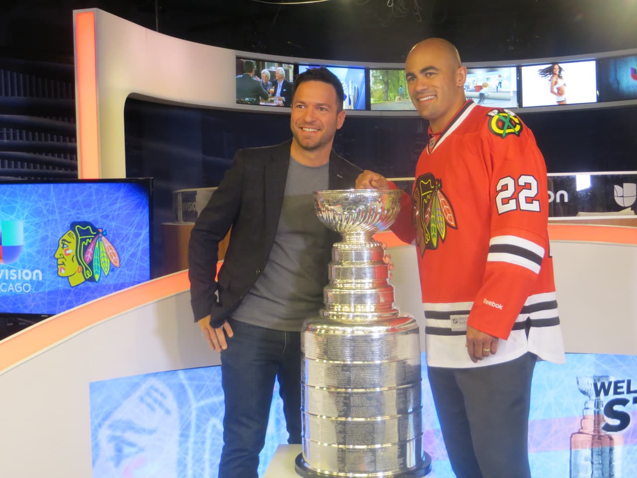 La Copa Stanley y Jamal Mayers, ex jugador del equipo de los Blackhawks visitaron los estudios de Univision. Mira la galería de fotos.
