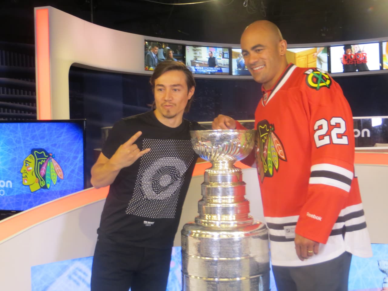 La Copa Stanley y Jamal Mayers, ex jugador del equipo de los Blackhawks visitaron los estudios de Univision. Mira la galería de fotos.