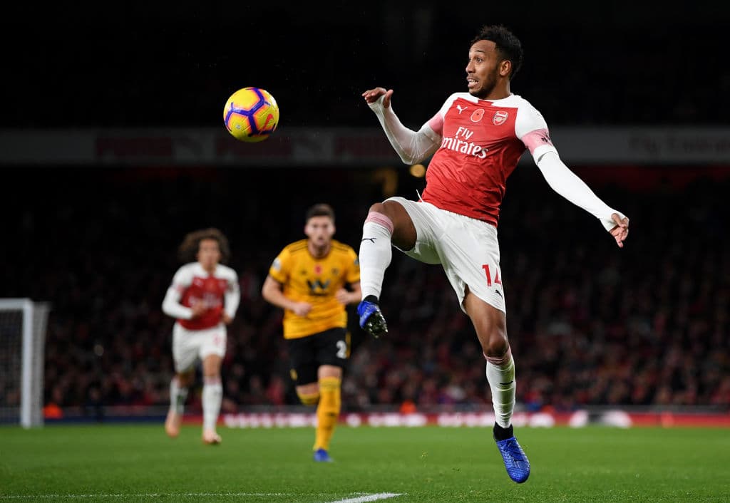 Peter Parker sin el traje, Spider Man con el traje. El delantero gabonés del Arsenal Pierre Emerick Aubameyang, con su elasticidad e instintos arácnidos, haría sentir orgulloso al propio Lee.