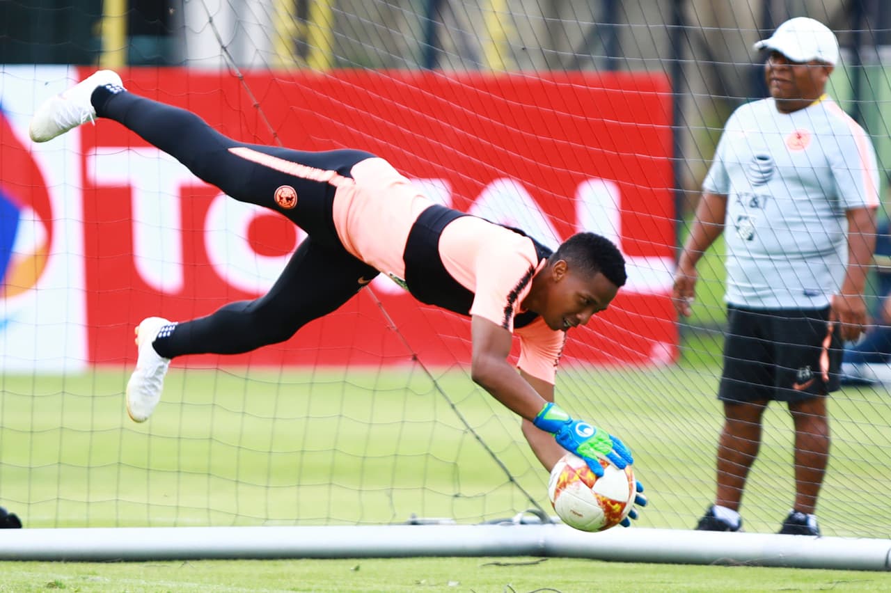El colombiano Andrés Ibargüén también tuvo su oportunidad para ser arquero durante el entrenamiento.