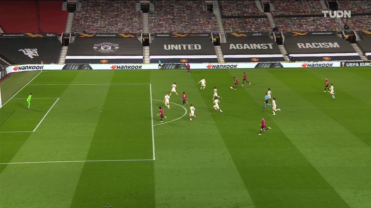 ¡TIRO ATAJADO! disparo por Edinson Cavani.