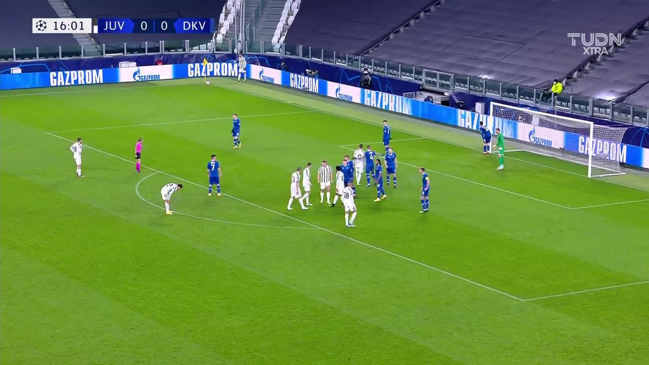 ¡TIRO ATAJADO! disparo por Weston McKennie.