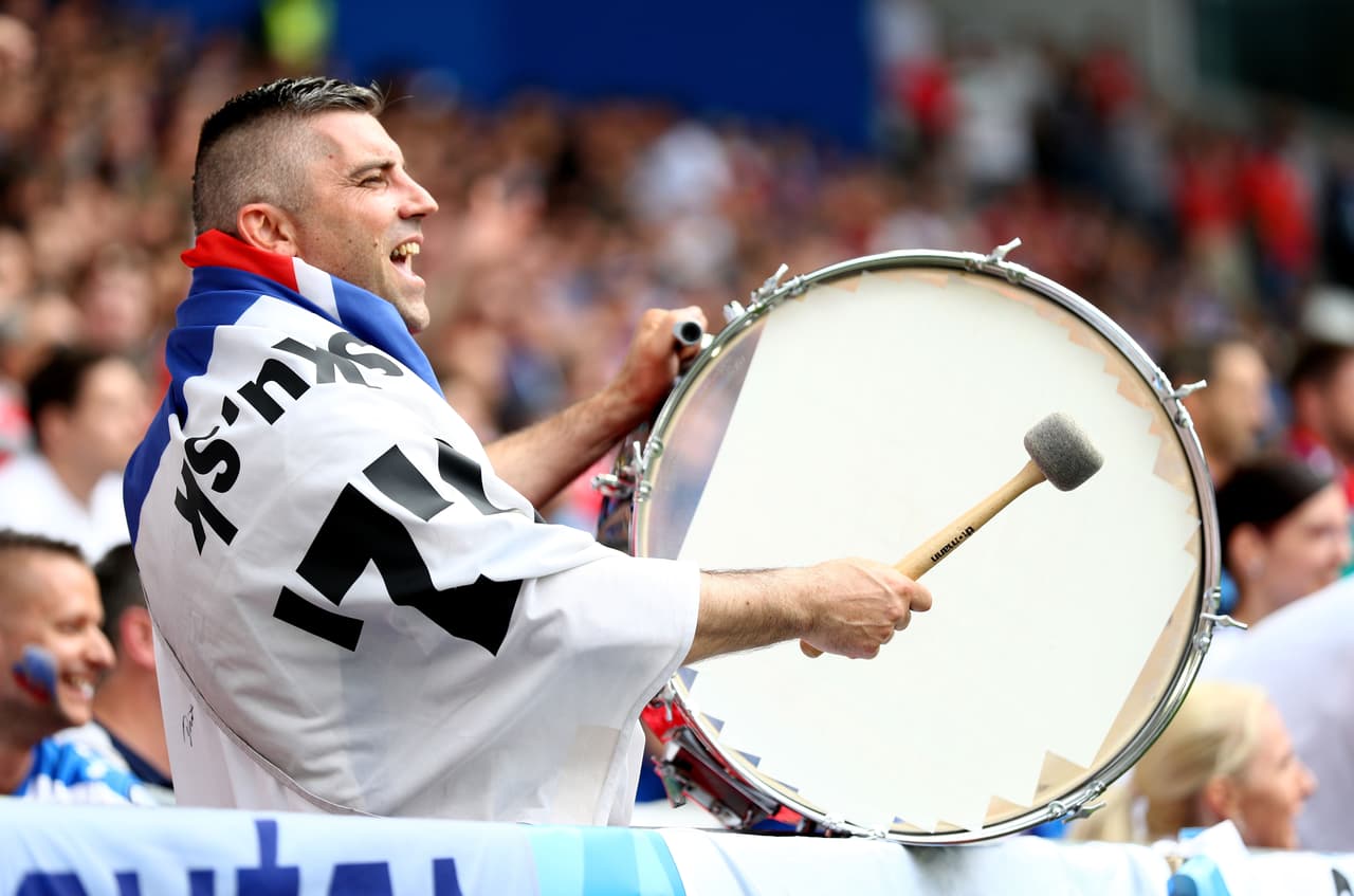 Los eslovacos llevaron de todo para hacer ruido en el