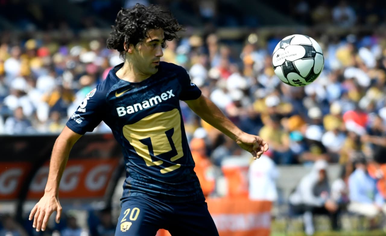 Pumas´s forward Matias Britos controls the ball during their Mexican Apertura 2016 Tournament football match against Morelia at Olympic stadium on November 6, 2016, in Mexico City. / AFP / PEDRO PARDO (Photo credit should read PEDRO PARDO/AFP/Getty Images)