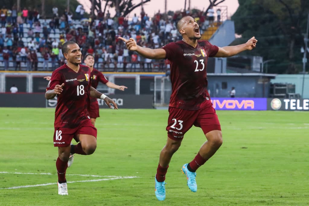 Salomón rondón tiene una tarde de ensueño y con triplete comanda la goleada 4-1 de Venezuela sobre Bolivia.