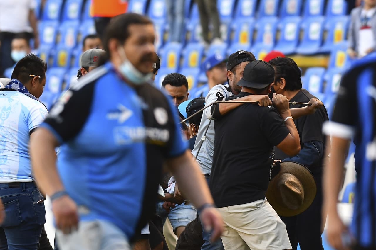 Corría el minuto 60 del partido entre Atlas y Querétaro cuando la violencia se desató en la tribuna, aficionados invadieron la cancha y luego las barras hicieron lo propio en penosas imágenes.