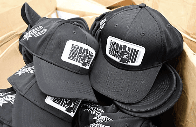 Parte de la mercancía que se vendió esta noche para honrar al argentino.