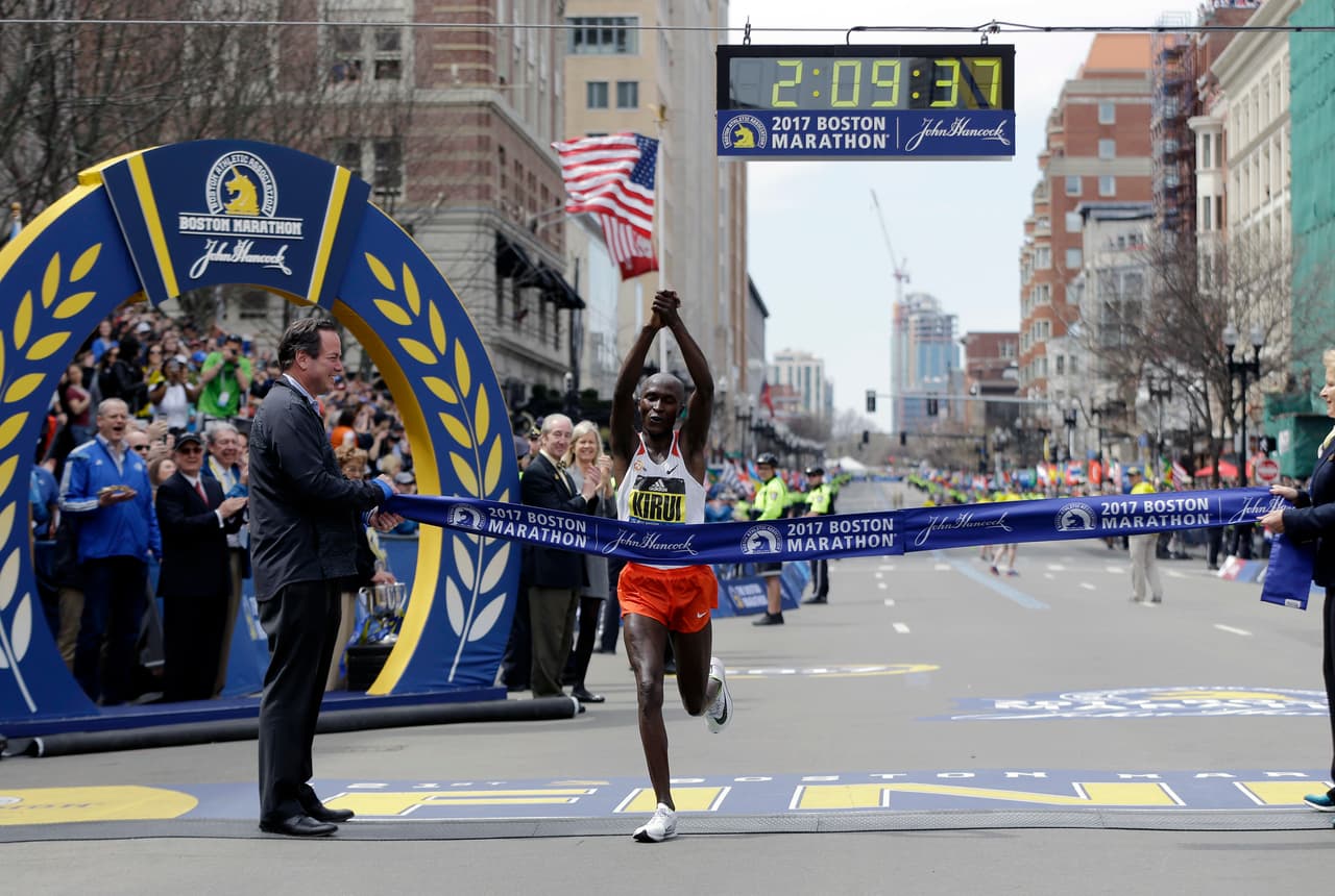 En la competencia de hombres se impuso el keniata Geoffrey Kirui en la recta final con un tiempo de 2 horas 9 minutos y 37 segundos.