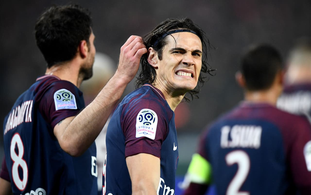 Grandiosa jugada de Mbappé por la banda derecha y centro al área que Cavani conectó con un taco precioso.