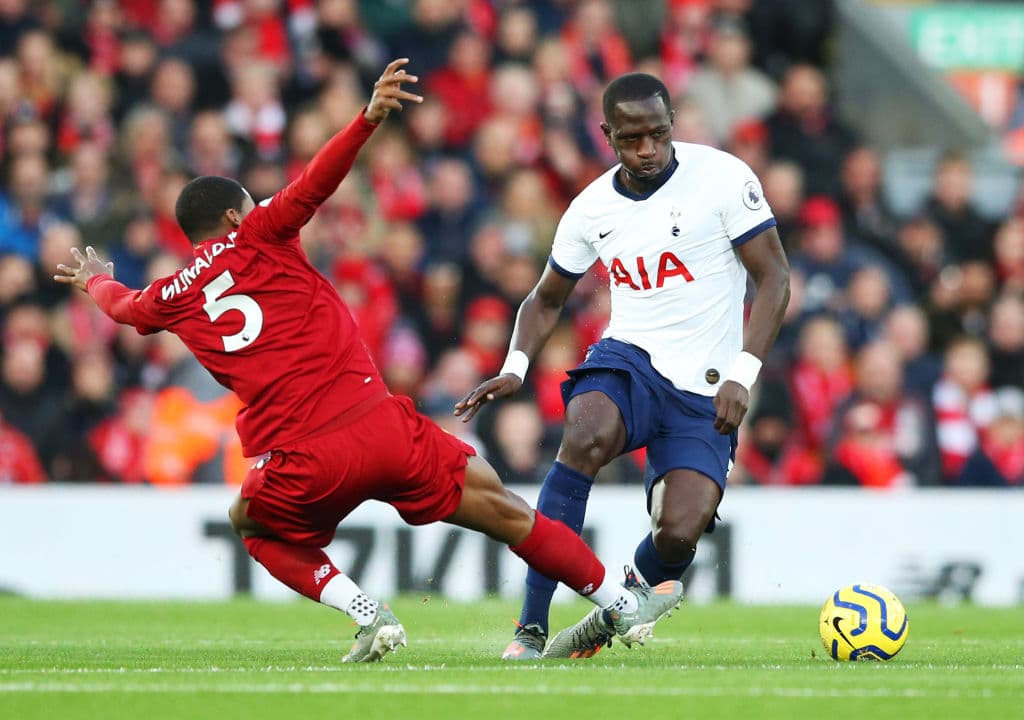 Duelo de todoterrenos en media cancha entre Moussa Sissoko y Georginio Wijnaldum, el de los Spurs se lleva el balón.