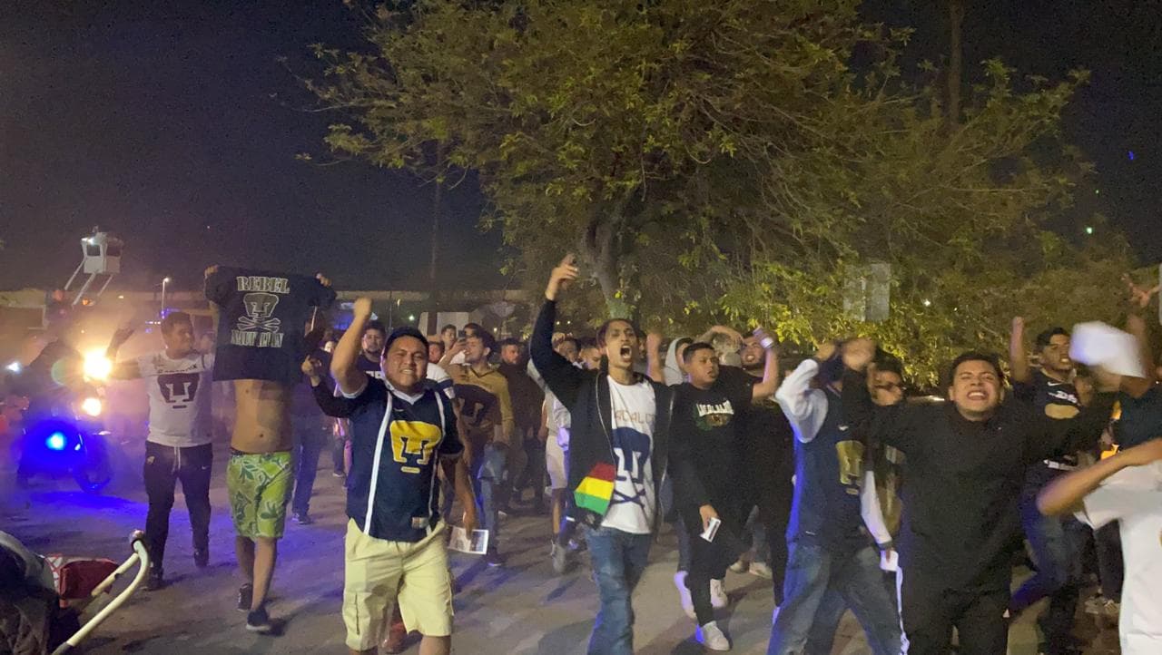 Asi llegan los aficionados al Estadio Universitario para el duelo de felinos en esta Jornada 8 de la Liga MX.