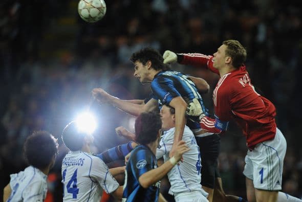 De las pocas opciones que seguía tenienco el INter, el arquero Neuer sacaba todo balón en su área.