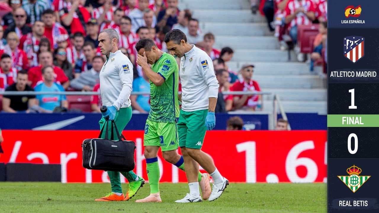 GRAF1692. MADRID, 07/10//2018.- El centrocampista mexicano del Real Betis, Andrés Guardado, se retira lesionado en su partido ante el Atlético de Madrid, de la octava jornada de La Liga, esta tarde en el Estadio Wanda Metropolitano en Madrid. EFE / Rodrigo Jiménez