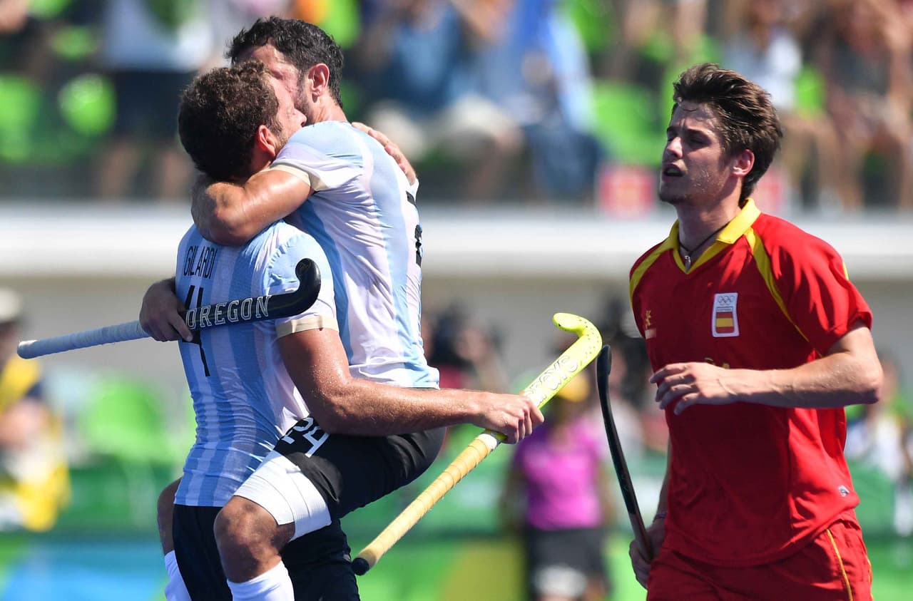 La selección de Argentina frenó la magnífica marcha de España en los Juegos Olímpicos y se clasificó para las semifinales del torneo de hockey tras vencer por 1-2 con un penalti protestado a 1.27 del final.